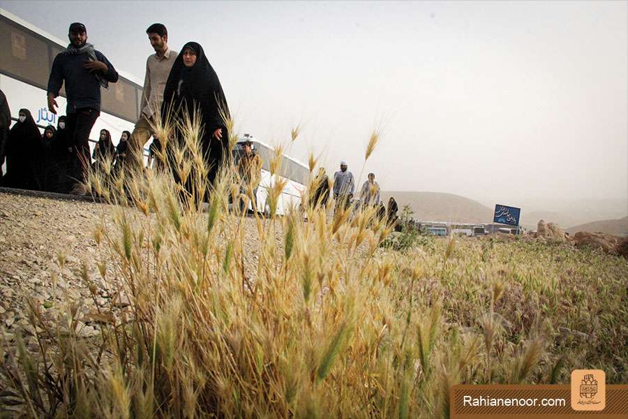 گزارش تصویری/صعود سراسری راهیان نور به ارتفاعات یادمان بازی دراز(1)