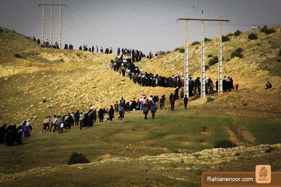 گزارش تصویری/صعود سراسری راهیان نور به ارتفاعات یادمان بازی دراز(1)