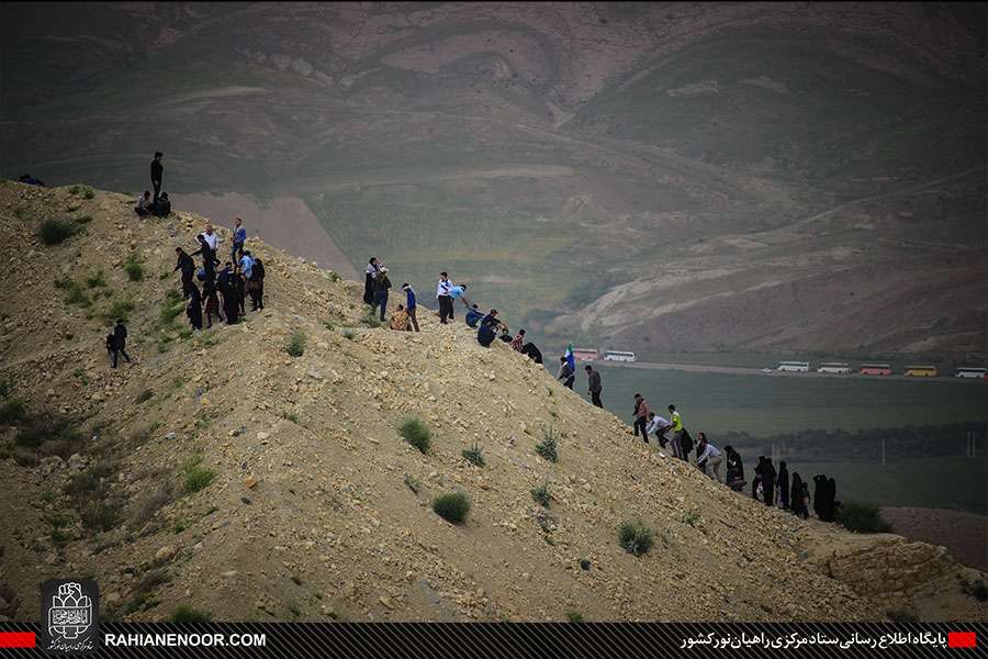 صعود سراسری زائرین راهیان نور غرب به ارتفاعات یادمان بازی دراز