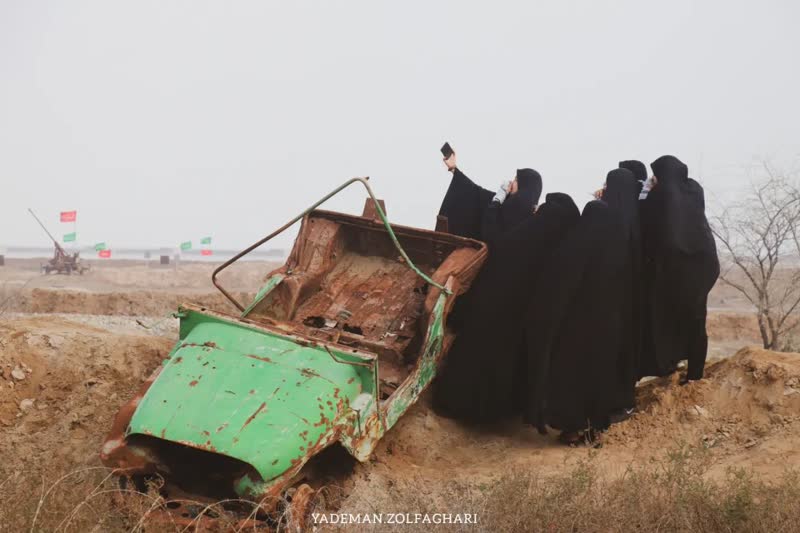 تصاویری از حضور پررنگ دانش‌آموزان دهه هشتادی و دهه نودی در یادمان‌های دفاع مقدس  <img src="/images/picture_icon.gif" width="16" height="13" border="0" align="top">