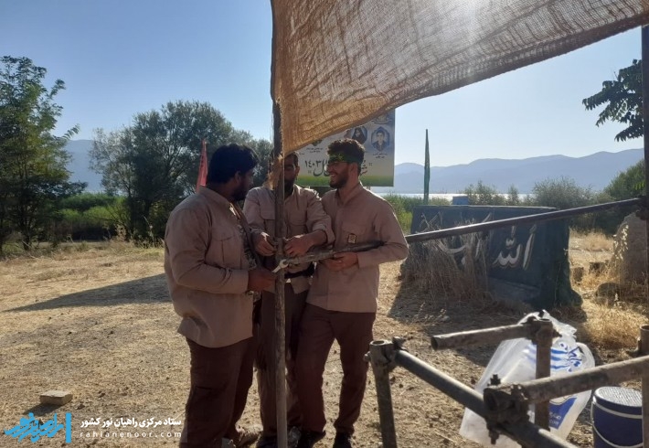 خادمین یادمان شهدای زریوار در حال آماده سازی این یادمان برای پذیرایی هرچه بهتر از زائرین شهدا هستند